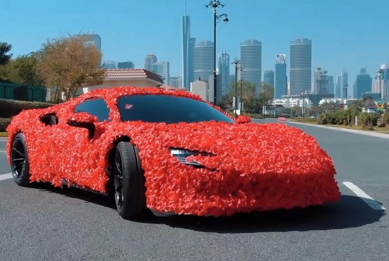 Видео: мужчина полностью украсил Ferrari лепестками роз на 14 февраля