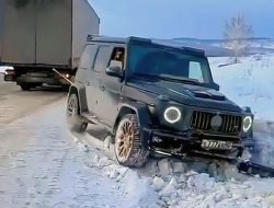 Видео: в России Mercedes-Benz G-Class застрял на ровном месте