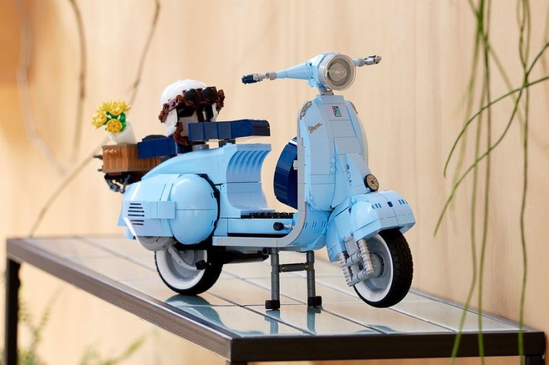 Видео: винтажный скутер Vespa середины прошлого века теперь можно собрать из Lego