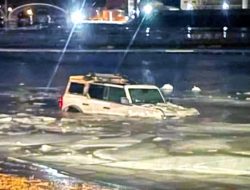 Владелец Ford Bronco утопил внедорожник, приняв реку за дорогу