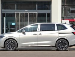 Volkswagen внепланово обновил самый роскошный минивэн