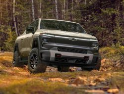 За электрическим Chevrolet Silverado выстроилась очередь