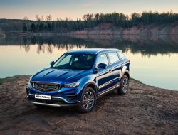 Китайская Geely приостановила отгрузки автомобилей дилерам в России