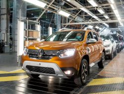 Renault приостановил работу в России