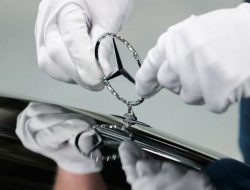 Mercedes-Benz остановит производство и поставки автомобилей в Россию