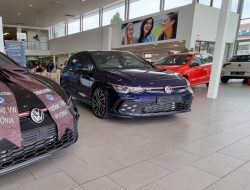 80-летняя пенсионерка купила себе пятый Volkswagen Golf GTI