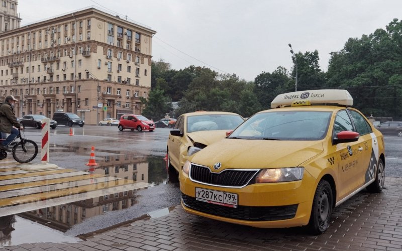 
            Стало известно, куда москвичи чаще всего ездят на такси и каршеринге
        