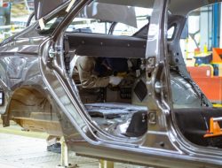 АвтоВАЗу не хватает деталей для сборки новых автомобилей: заводы уходят в простой