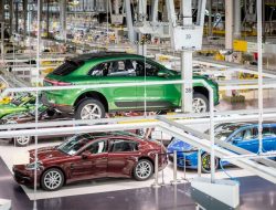 Porsche остановит выпуск двух моделей из-за нехватки украинских деталей