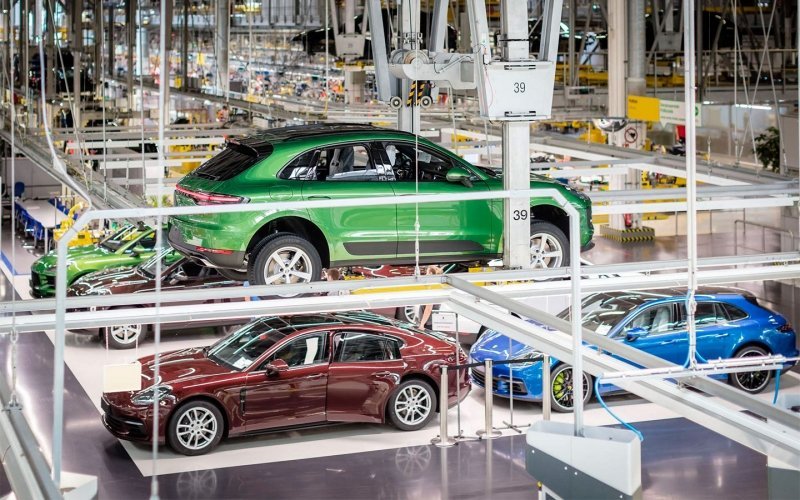 
            Porsche остановит выпуск двух моделей из-за нехватки украинских деталей
        