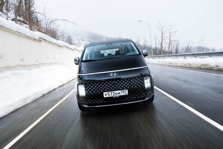 Берем количеством: сравнительный тест-драйв Kia Carnival и Hyundai Staria