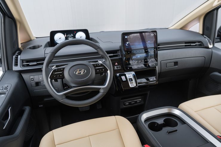 Берем количеством: сравнительный тест-драйв Kia Carnival и Hyundai Staria