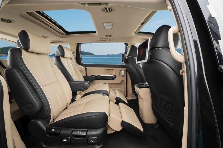 Берем количеством: сравнительный тест-драйв Kia Carnival и Hyundai Staria