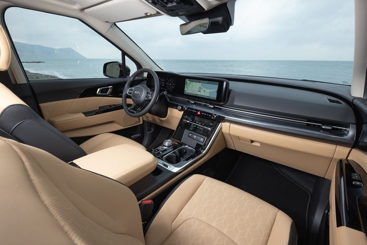 Берем количеством: сравнительный тест-драйв Kia Carnival и Hyundai Staria