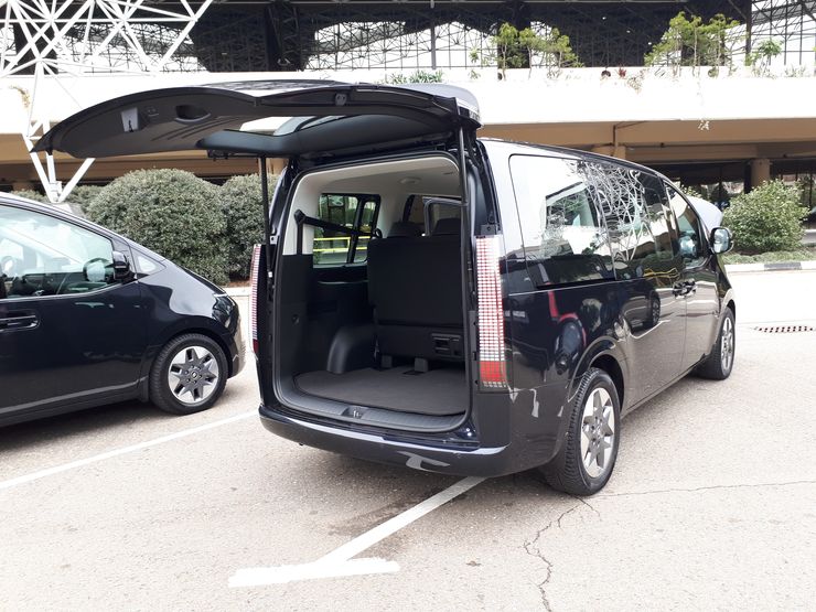 Берем количеством: сравнительный тест-драйв Kia Carnival и Hyundai Staria