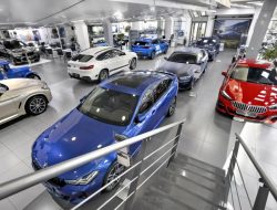 BMW приостанавливает поставки автомобилей в Россию