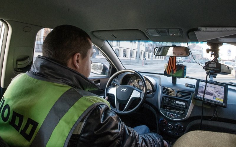 
            На дорогах Москвы появятся «умные» мобильные камеры. Что они умеют
        