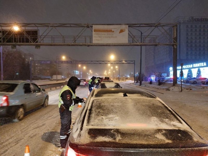 
            Проверяют, когда стемнеет. Надежная тактика массовых проверок от ГИБДД
        