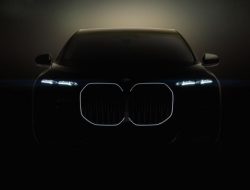 Электроседан BMW i7 получит кинотеатр с 31-дюймовым экраном