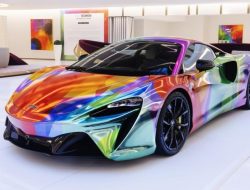 Гибридный суперкар McLaren Artura превратили в очень яркий арт-объект