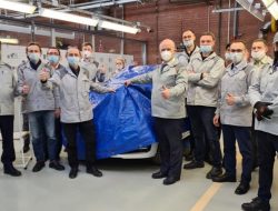 Главе АвтоВАЗа показали новую модель Lada