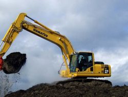 Hitachi и Komatsu «заморозили» поставки строительной и спецтехники в Россию