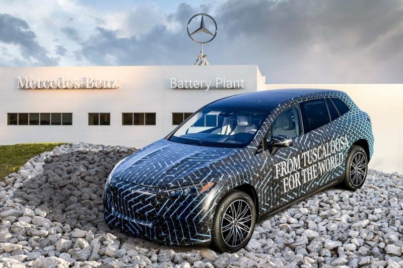 Интерьер Mercedes-Benz EQS SUV, экстерьер нового Maserati GranTurismo и «вулканический» Lexus LC: главное за неделю