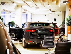 Jaguar Land Rover приостановил отгрузку машин в Россию. Теперь официально