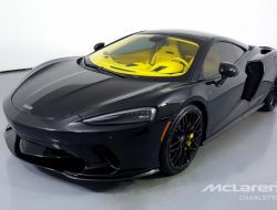 McLaren сделал чёрные суперкары с яркими салонами