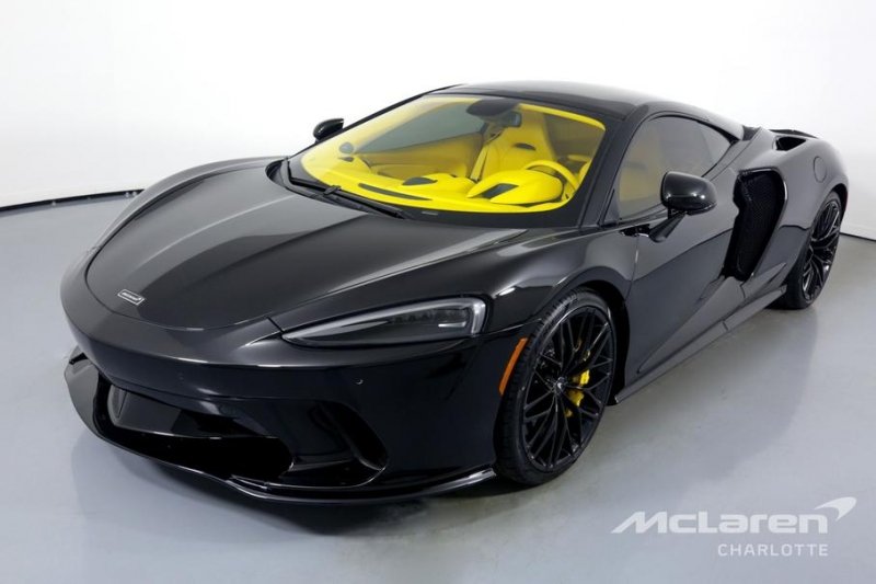 McLaren сделал чёрные суперкары с яркими салонами