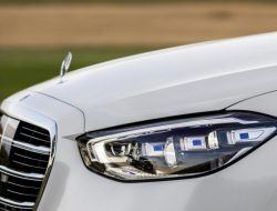 Mercedes-Benz остановит сборку и поставку автомобилей в Россию