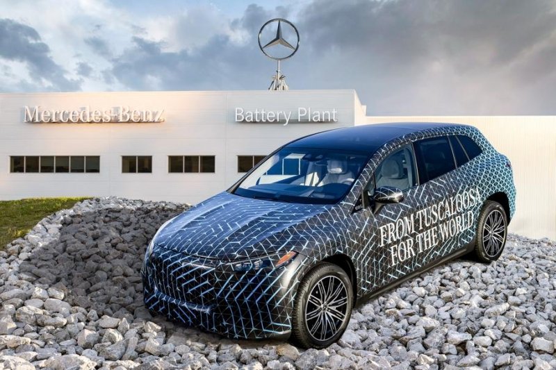 Mercedes-Benz рассекретил салон нового электрического кроссовера