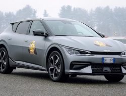 Новый автомобиль года, первый электрокар Jeep и удлинённый BMW X5: главное за неделю