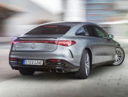 Посмотрите, как Mercedes-Benz EQS паркуется без водителя