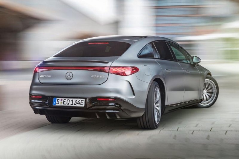 Посмотрите, как Mercedes-Benz EQS паркуется без водителя