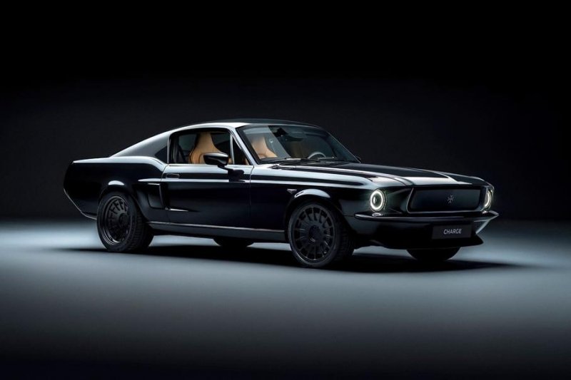 Посмотрите на классический Ford Mustang, которому добавили два электромотора