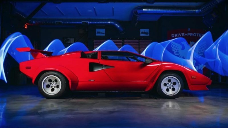 Посмотрите на Lamborghini Countach, который помыли впервые за 20 лет