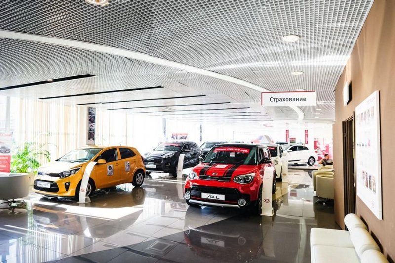 Продажи новых автомобилей в России падают восьмой месяц подряд