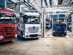 Производитель грузовиков Daimler Truck остановил деятельность в России
