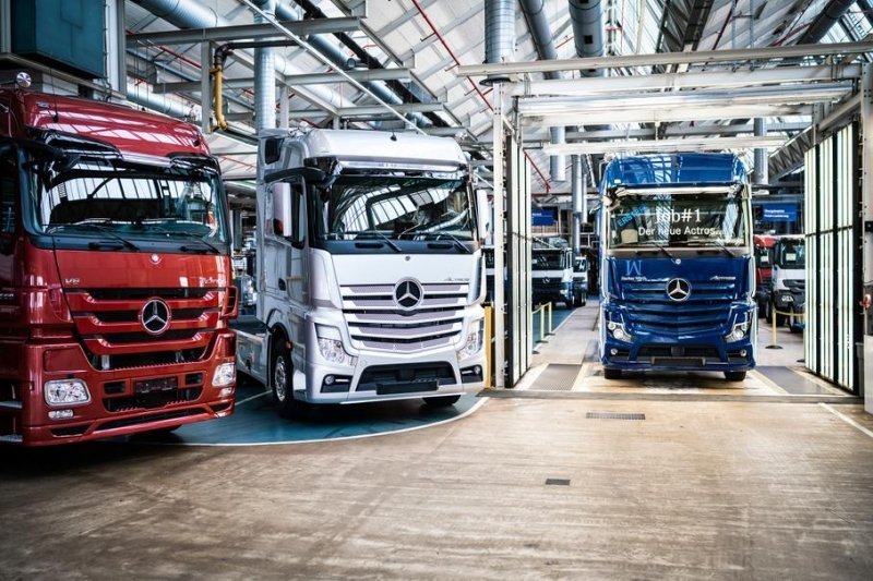 Производитель грузовиков Daimler Truck остановил деятельность в России