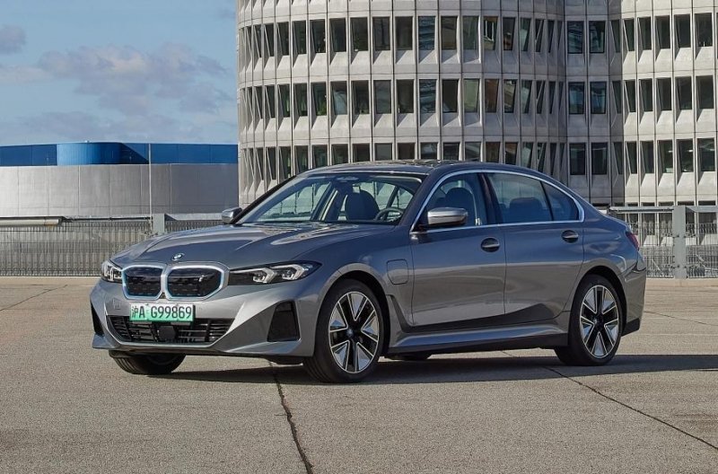 Раскрыт интерьер электроседана BMW i3