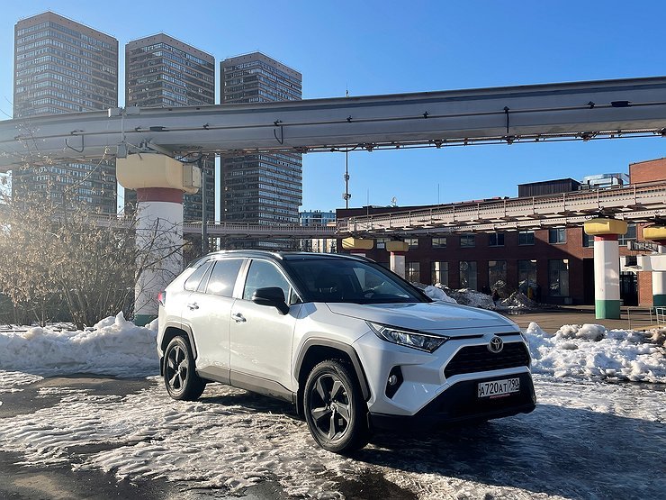 Секреты обольщения: женский тест-драйв кроссовера Toyota RAV4