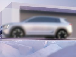 Skoda показала тизер кроссовера с новым фирменным дизайном