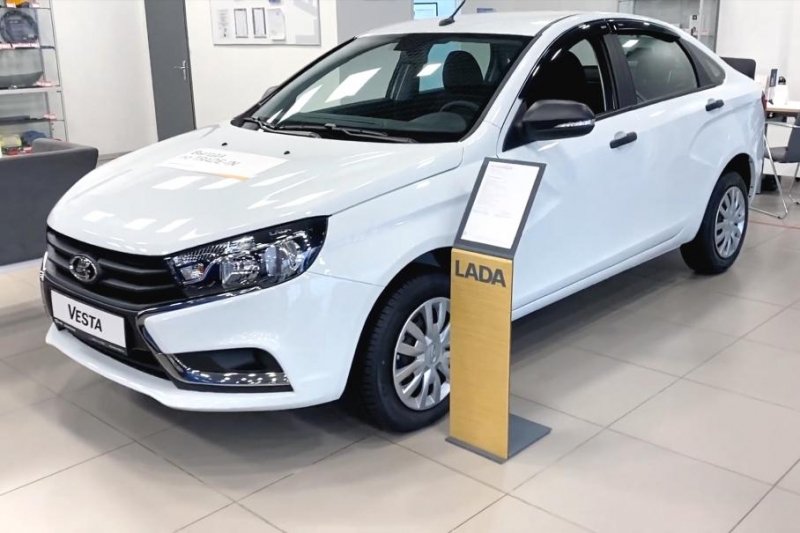 Стоимость новых Lada сравнялась с иномарками: Granta — больше миллиона