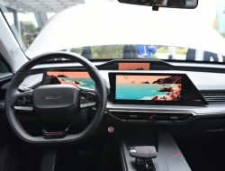У Changan появился кроссовер с дополнительным экраном в салоне