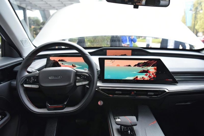 У Changan появился кроссовер с дополнительным экраном в салоне