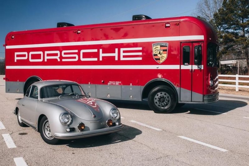 В США пустили с молотка ретроавтобус, переделанный для перевозки Porsche