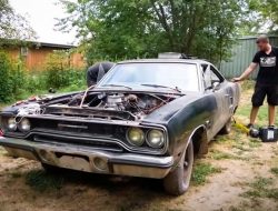 Видео: 52-летний Plymouth Satellite завели после 40 лет забвения в лесу
