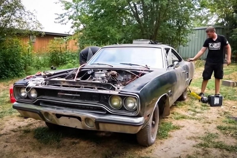 Видео: 52-летний Plymouth Satellite завели после 40 лет забвения в лесу