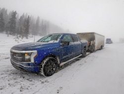 Видео: электрический пикап Ford тянет 4,5-тонный груз в экстремальных условиях